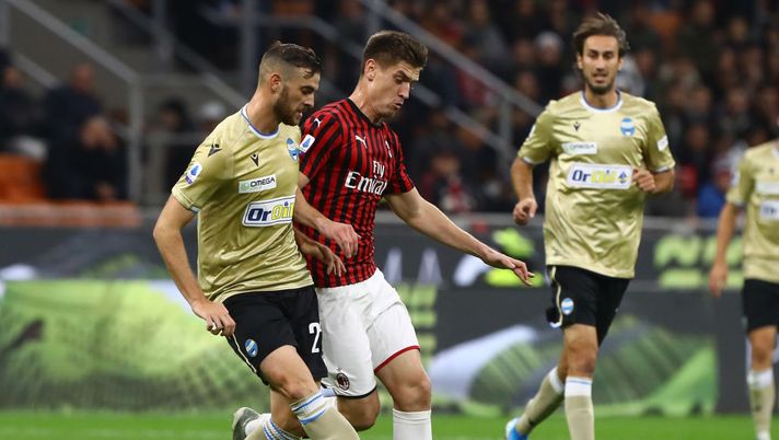 MILAN, ITALY - OCTOBER 31: Krzysztof Piatek (R) of AC Milan competes for the ball with Francesco Vicari (L) during the Serie A match between AC Milan and SPAL at Stadio Giuseppe Meazza on October 31, 2019 in Milan, Italy. (Photo by Marco Luzzani/Getty Images) MILAN, ITALY - OCTOBER 31: Krzysztof Piatek (R) of AC Milan competes for the ball with Francesco Vicari (L) during the Serie A match between AC Milan and SPAL at Stadio Giuseppe Meazza on October 31, 2019 in Milan, Italy. (Photo by Marco Luzzani/Getty Images)