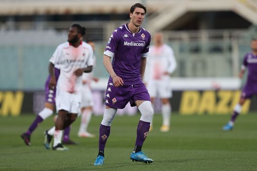 FLORENCE, ITALY - MARCH 21: Dusan Vlahovic of ACF Fiorentina in action during the Serie A match between ACF Fiorentina and AC Milan at Stadio Artemio Franchi on March 21, 2021 in Florence, Italy. (Photo by Gabriele Maltinti/Getty Images) FLORENCE, ITALY - MARCH 21: Dusan Vlahovic of ACF Fiorentina in action during the Serie A match between ACF Fiorentina and AC Milan at Stadio Artemio Franchi on March 21, 2021 in Florence, Italy. (Photo by Gabriele Maltinti/Getty Images)