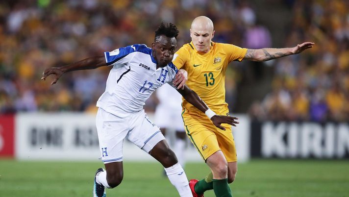 SYDNEY, AUSTRALIA - NOVEMBER 15: Alberth Elis of Honduras is challenged by Aaron Mooy of Australia during the 2018 FIFA World Cup Qualifiers Leg 2 match between the Australian Socceroos and Honduras at ANZ Stadium on November 15, 2017 in Sydney, Australia. (Photo by Matt King/Getty Images) Dalla Francia, la Fiorentina mette nel mirino la stella del Bordeaux - immagine 1