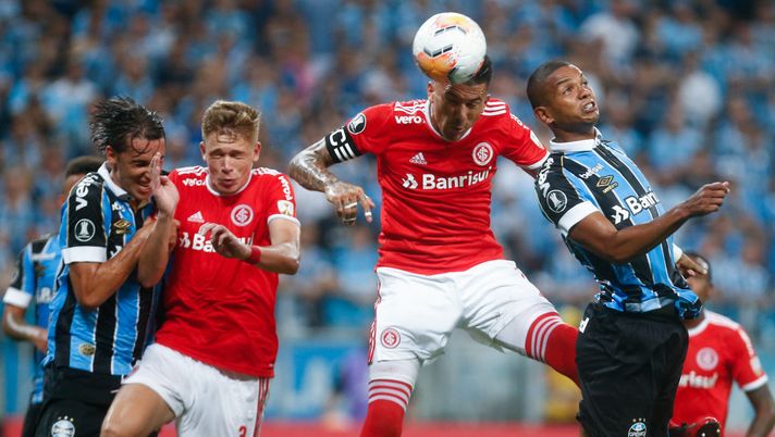 PORTO ALEGRE, BRAZIL - MARCH 12: (L-R) Pedro Geromel of Gremio, Bruno Fuchs and Victor Cuesta of internacional and David Braz of Gremio fight for the ball during the match for the Copa CONMEBOL Libertadores 2020 at Arena do Gremio on March 12, 2020 in Porto Alegre, Brazil. (Photo by Bruna Prado/Getty Images) PORTO ALEGRE, BRAZIL - MARCH 12: (L-R) Pedro Geromel of Gremio, Bruno Fuchs and Victor Cuesta of internacional and David Braz of Gremio fight for the ball during the match for the Copa CONMEBOL Libertadores 2020 at Arena do Gremio on March 12, 2020 in Porto Alegre, Brazil. (Photo by Bruna Prado/Getty Images)