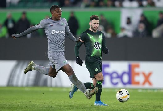 WOLFSBURG, GERMANY - DECEMBER 12: (L-R) Zaydou Youssouf of AS Saint-Etienne and Renato Steffen of VfL Wolfsburg battle for the ball during the UEFA Europa League group I match between VfL Wolfsburg and AS Saint-Etienne at Volkswagen Arena on December 12, 2019 in Wolfsburg, Germany. (Photo by Cathrin Mueller/Getty Images) WOLFSBURG, GERMANY - DECEMBER 12: (L-R) Zaydou Youssouf of AS Saint-Etienne and Renato Steffen of VfL Wolfsburg battle for the ball during the UEFA Europa League group I match between VfL Wolfsburg and AS Saint-Etienne at Volkswagen Arena on December 12, 2019 in Wolfsburg, Germany. (Photo by Cathrin Mueller/Getty Images)
