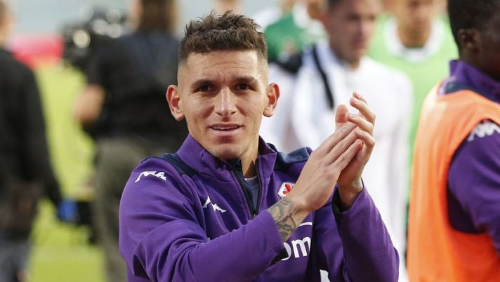 FLORENCE, ITALY - OCTOBER 31: Lucas Torreira of ACF Fiorentina greets fans after during the Serie A match between ACF Fiorentina and Spezia Calcio at Stadio Artemio Franchi on October 31, 2021 in Florence, Italy. (Photo by Gabriele Maltinti/Getty Images) L’agente di Torreira rivela: “Ho già parlato con due club italiani, il suo desiderio è tornare” - immagine 1