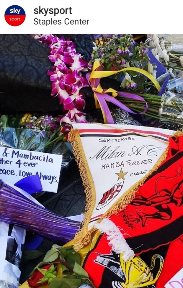 #SempreKobe: sciarpa e gagliardetto del Milan di fronte allo Staples Center #SempreKobe: sciarpa e gagliardetto del Milan di fronte allo Staples Center