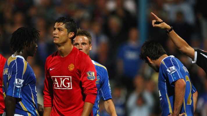 PORTSMOUTH, UNITED KINGDOM - AUGUST 15: Cristiano Ronaldo of Manchester United grimaces as Referee Steve Bennett points to the sideline, after showing him the red card for his involvement in a goalmouth fraca during the Barclays Premier League match between Portsmouth and Manchester United at Fratton Park on August 15, 2007 in Portsmouth, England. (Photo by Mike Hewitt/Getty Images) Richard Hughes e una testata da CR7…che è nella storia: “Uno dei momenti più importanti della mia carriera!” - immagine 1