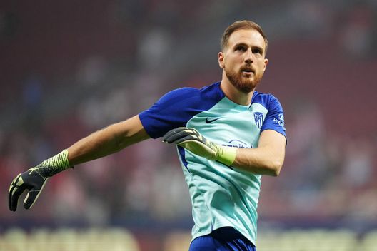 MADRID, SPAIN - SEPTEMBER 18: Jan Oblak of Atletico de Madrid warms up prior to the LaLiga Santander match between Atletico de Madrid and Real Madrid CF at Civitas Metropolitano Stadium on September 18, 2022 in Madrid, Spain. (Photo by Angel Martinez/Getty Images) Oblak furioso: “Non so cosa abbia visto l’arbitro sulla espulsione di Hermoso. Il Real si è solo difeso” - immagine 1