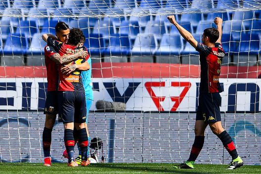  GENOA, ITALY - APRIL 24: Gianluca Scamacca of Genoa (L) celebrates with his team-mates Mattia Destro and Edoardo Goldaniga after scoring a goal during the Serie A match between Genoa CFC and Spezia Calcio at Stadio Luigi Ferraris on April 24, 2021 in Genoa, Italy. (Photo by Getty Images) 