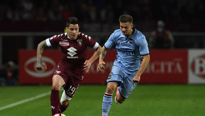 TURIN, ITALY - APRIL 29:  Manuel Iturbe (L) of FC Torino in action against Karol Linetty of UC Sampdoria during the Serie A match between FC Torino and UC Sampdoria at Stadio Olimpico di Torino on April 29, 2017 in Turin, Italy.  (Photo by Valerio Pennicino/Getty Images) 