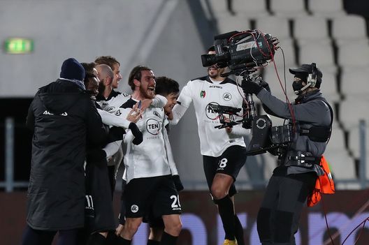 LA SPEZIA, ITALY - FEBRUARY 13: Simone Bastoni of Spezia Calcio celebrates the victory after during the Serie A match between Spezia Calcio and AC Milan at Stadio Alberto Picco on February 13, 2021 in La Spezia, Italy. (Photo by Gabriele Maltinti/Getty Images) LA SPEZIA, ITALY - FEBRUARY 13: Simone Bastoni of Spezia Calcio celebrates the victory after during the Serie A match between Spezia Calcio and AC Milan at Stadio Alberto Picco on February 13, 2021 in La Spezia, Italy. (Photo by Gabriele Maltinti/Getty Images)