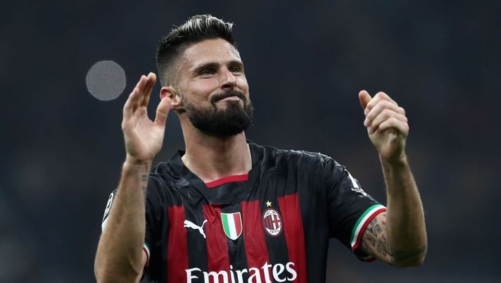 MILAN, ITALY - NOVEMBER 02: Olivier Giroud of AC Milan celebrates after their sides victory at the end of the UEFA Champions League group E match between AC Milan and FC Salzburg at Giuseppe Meazza Stadium on November 02, 2022 in Milan, Italy. (Photo by Marco Luzzani/Getty Images) Sky: “Milan-Giroud, incontro positivo per il rinnovo: cosa manca per l’accordo” - immagine 1