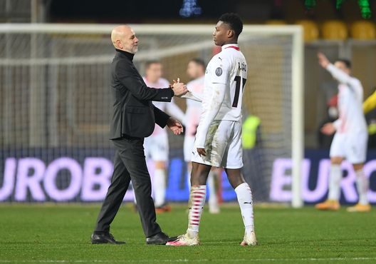 Stefano Pioli si complimenta a fine partita con Rafael Leao Stefano Pioli si complimenta a fine partita con Rafael Leao