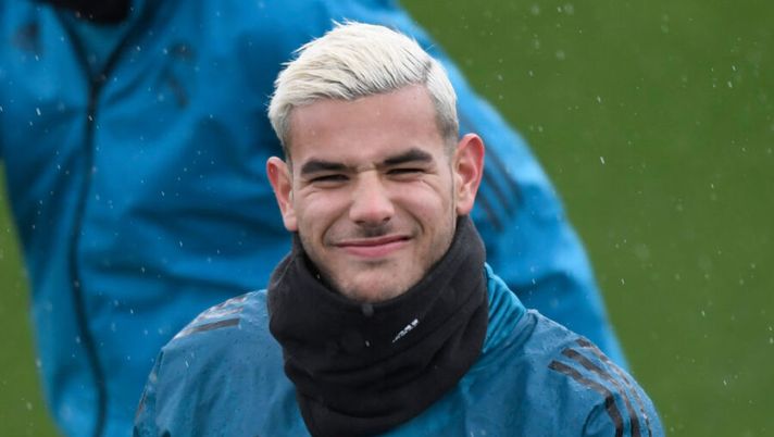 Real Madrid's French defender Theo Hernandez attends a training session at Valdebebas Sport City in Madrid on April 10, 2018 on the eve of the UEFA Champions League quarter-final second leg football match against Juventus. / AFP PHOTO / GABRIEL BOUYS (Photo credit should read GABRIEL BOUYS/AFP/Getty Images) Milan, vicino Hernandez! Colpo Lazzari, sorpresa Dalbert, Pinamonti, Kabak, Schick…- immagine 1