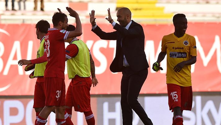 PERUGIA, ITALY - OCTOBER 15: Head coach Cristian Bucchi of Perugia celebrates with players after winning the Serie B match between AC Perugia and AS Cittadella at Stadio Renato Curi on October 15, 2016 in Perugia, Italy. (Photo by Tullio M. Puglia/Getty Images) PERUGIA, ITALY - OCTOBER 15: Head coach Cristian Bucchi of Perugia celebrates with players after winning the Serie B match between AC Perugia and AS Cittadella at Stadio Renato Curi on October 15, 2016 in Perugia, Italy. (Photo by Tullio M. Puglia/Getty Images)