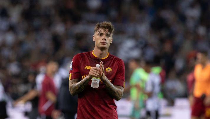 UDINE, ITALY - SEPTEMBER 04: Nicola Zalewski of AS Roma gestures during the Serie A match between Udinese Calcio and AS Roma at Dacia Arena on September 04, 2022 in Udine, Italy. (Photo by Emmanuele Ciancaglini/Getty Images) NEWS – I tempi di Osimhen e stop Zalewski! Zaniolo, Pedro, Kim, Reca, Darmian, Singo, Tomori… - immagine 1