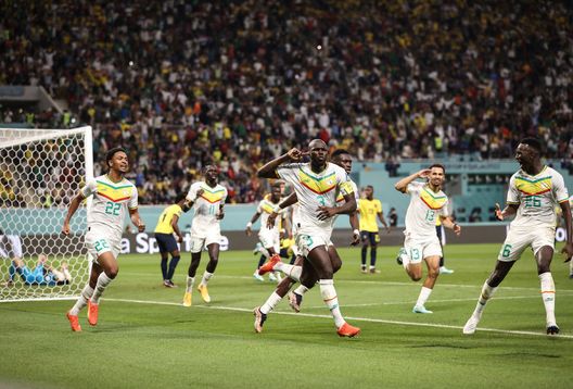 (Photo by Ryan Pierse/Getty Images) Mondiale, sulla panchina del Senegal spunta un ciuccio in bocca: risate social- immagine 2