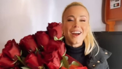 Diletta, regalo di San Valentino anticipato. Rose da Can Yaman che poi la osserva in tv