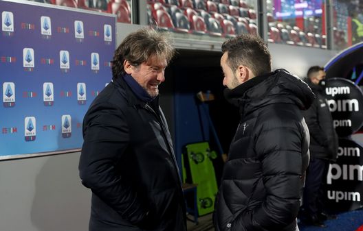 CROTONE, ITALY - FEBRUARY 14: Head coach of Crotone Giovanni Stroppa speaks with head coach of Sassuolo Roberto De Zerbi the Serie A match between FC Crotone and US Sassuolo at Stadio Comunale Ezio Scida on February 14, 2021 in Crotone, Italy. (Photo by Maurizio Lagana/Getty Images) CROTONE, ITALY - FEBRUARY 14: Head coach of Crotone Giovanni Stroppa speaks with head coach of Sassuolo Roberto De Zerbi the Serie A match between FC Crotone and US Sassuolo at Stadio Comunale Ezio Scida on February 14, 2021 in Crotone, Italy. (Photo by Maurizio Lagana/Getty Images)