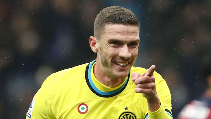 MILAN, ITALY - NOVEMBER 09: Robin Gosens of FC Internazionale celebrates after scoring their team's sixth goal during the Serie A match between FC Internazionale and Bologna FC at Stadio Giuseppe Meazza on November 09, 2022 in Milan, Italy. (Photo by Marco Luzzani/Getty Images) Gosens resta o parte a gennaio? Gazzetta svela la decisione presa dall’Inter - immagine 1