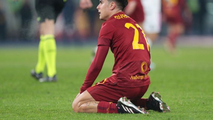ROME, ITALY - FEBRUARY 01: Paulo Dybala of AS Roma reacts after defeat at the end of the Coppa Italia Quarter Final match between AS Roma and US Cremonese at Olimpico Stadium on February 01, 2023 in Rome, Italy. (Photo by Paolo Bruno/Getty Images) Roma, ecco perché Dybala è uscito all’intervallo contro il Salisburgo - immagine 1