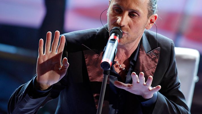 SAN REMO, ITALY - FEBRUARY 18: Italian singer Giuseppe Povia performs at the second evening of the 59th San Remo Song Festival (Festival della Canzone Italiana) at Ariston Theatre on February 18, 2009 in San Remo, Italy. (Photo by Elisabetta Villa/Getty Images) SAN REMO, ITALY - FEBRUARY 18: Italian singer Giuseppe Povia performs at the second evening of the 59th San Remo Song Festival (Festival della Canzone Italiana) at Ariston Theatre on February 18, 2009 in San Remo, Italy. (Photo by Elisabetta Villa/Getty Images)