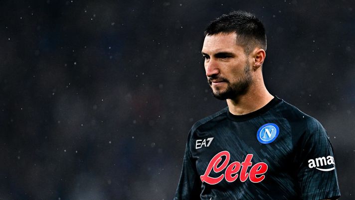 GENOA, ITALY - JANUARY 8: Matteo Politano of Napoli looks on during the Serie A match between UC Sampdoria and SSC Napoli at Stadio Luigi Ferraris on January 8, 2023 in Genoa, Italy. (Photo by Simone Arveda/Getty Images) Napoli, Politano costretto al cambio all’intervallo: il motivo dello stop contro la Juve - immagine 1