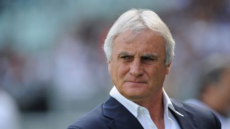TURIN, ITALY - SEPTEMBER 27: Head coach Giuseppe Papadopulo of Bologna FC looks on during the Serie A match between Juventus FC and Bologna FC at Olimpico Stadium on September 27, 2009 in Turin, Italy. (Photo by Valerio Pennicino/Getty Images) TURIN, ITALY - SEPTEMBER 27: Head coach Giuseppe Papadopulo of Bologna FC looks on during the Serie A match between Juventus FC and Bologna FC at Olimpico Stadium on September 27, 2009 in Turin, Italy. (Photo by Valerio Pennicino/Getty Images)