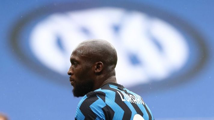 MILAN, ITALY - APRIL 11: Romelu Lukaku of FC Internazionale looks on during the Serie A match between FC Internazionale and Cagliari Calcio at Stadio Giuseppe Meazza on April 11, 2021 in Milan, Italy. (Photo by Marco Luzzani/Getty Images) Inter, da Zhang la prima chiamata a Lukaku. La data del ritorno alla Pinetina - immagine 1