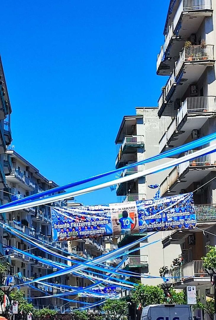 FOTO Portici sempre più azzurra: la ricreazione della N con gli striscioni - immagine 3