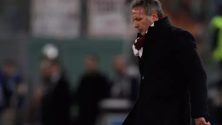 ROME, ITALY - FEBRUARY 19:  FC Torino head coach Sinisa Mihajlovic kicks the ball during the Serie A match between AS Roma and FC Torino at Stadio Olimpico on February 19, 2017 in Rome, Italy.  (Photo by Paolo Bruno/Getty Images)