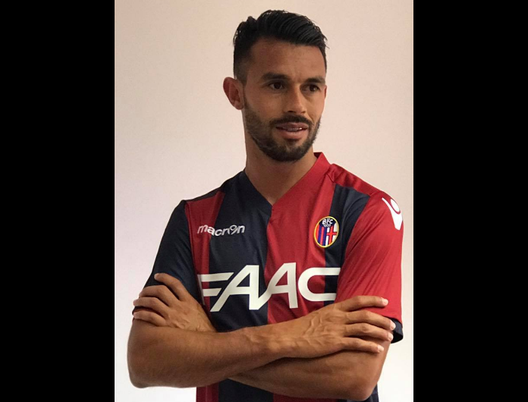 Giancarlo Gonzalez con la maglia del Bologna Giancarlo Gonzalez con la maglia del Bologna