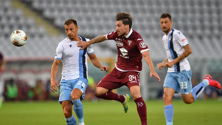 TURIN, ITALY - JUNE 30:  Simone Verdi (R) of Torino FC is challenged by Stefan Radu of SS Lazio during the Serie A match between Torino FC and  SS Lazio at Stadio Olimpico di Torino on June 30, 2020 in Turin, Italy.  (Photo by Valerio Pennicino/Getty Images)