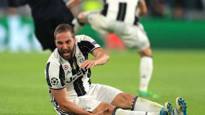 TURIN, ITALY - MAY 09: An injured Gonzalo Higuain of Juventus reacts during the UEFA Champions League Semi Final second leg match between Juventus and AS Monaco at Juventus Stadium on May 9, 2017 in Turin, Italy. (Photo by Richard Heathcote/Getty Images) Juve, svelato il motivo dell’esclusione di Higuain contro il Torino - immagine 1