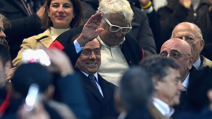 MILAN, ITALY - NOVEMBER 20: President FC Milan Silvio Berlusconi attends prior to the Serie A match between AC Milan and FC Internazionale at Stadio Giuseppe Meazza on November 20, 2016 in Milan, Italy. (Photo by Claudio Villa - Inter/FC Internazionale via Getty Images) Monza-Como è Berlusconi-Hartono, il derby più ricco d’Italia - immagine 1