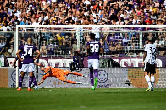 FLORENCE, ITALY - SEPTEMBER 03: Mattia Perin of Juventus during the Serie A match between ACF Fiorentina and Juventus at Stadio Artemio Franchi on September 3, 2022 in Florence, Italy. (Photo by Daniele Badolato - Juventus FC/Juventus FC via Getty Images) Tuttosport: “Allegri ringrazia San Perin, Juve balbetta come una Vespa datata”- immagine 2