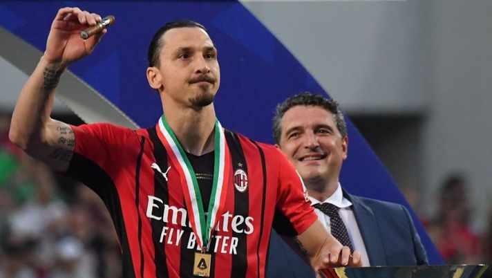 AC Milan's Swedish forward Zlatan Ibrahimovic holds his cigar during the winner's trophy ceremony after AC Milan won the Italian Serie A football match between Sassuolo and AC Milan, securing the 'Scudetto' championship on May 22, 2022 at the Mapei - Citta del Tricolore stadium in Sassuolo. (Photo by Tiziana FABI / AFP) (Photo by TIZIANA FABI/AFP via Getty Images) Ibrahimovic: “Futuro, ora decido ma devo stare bene: smetto come voglio io! Raiola direbbe…” - immagine 1