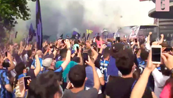 VIDEO Inter Campione d’Italia, bandiere, cori e fumogeni fuori da “San Siro”: le immagini della festa nerazzurra