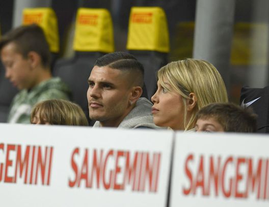MILAN, ITALY - MARCH 31: Mauro Icardi of FC Internazionale and his wife, Argentine media personality and football agent, Wanda Nara attend during the Serie A match between FC Internazionale and SS Lazio at Stadio Giuseppe Meazza on March 31, 2019 in Milan, Italy. (Photo by Claudio Villa - Inter/Inter via Getty Images) MILAN, ITALY - MARCH 31: Mauro Icardi of FC Internazionale and his wife, Argentine media personality and football agent, Wanda Nara attend during the Serie A match between FC Internazionale and SS Lazio at Stadio Giuseppe Meazza on March 31, 2019 in Milan, Italy. (Photo by Claudio Villa - Inter/Inter via Getty Images)