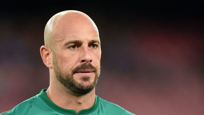 NAPLES, ITALY - AUGUST 27: Pepe Reina of SSC Napoli in action during the Serie A match between SSC Napoli and Atalanta BC at Stadio San Paolo on August 27, 2017 in Naples, Italy. (Photo by Francesco Pecoraro/Getty Images) PORTIERI – Chi schierare e chi evitare in porta al fantacalcio all’8a giornata - immagine 1