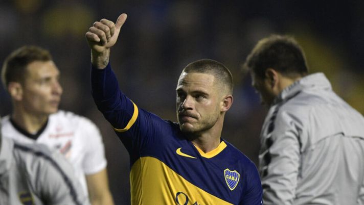 Argentina's Boca Juniors midfielder Uruguayan Nahitan Nandez acknowledges the crowd during his last match with the team during the Copa Libertadores sixteen round second leg football match against Brazil's Athletico Paranaense at the 'Bombonera' stadium in Buenos Aires, Argentina, on July 31, 2019. (Photo by JUAN MABROMATA / AFP) (Photo credit should read JUAN MABROMATA/AFP/Getty Images) Quando arriva Nandez? Il presidente del Cagliari: “Siamo vicini ma in realtà…” - immagine 1