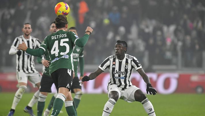 TURIN, ITALY - FEBRUARY 06: Moise Kean of Juventus is challenged by Panagiotis Retsos of Hellas Verona during the Serie A match between Juventus and Hellas Verona FC at Allianz Stadium on February 06, 2022 in Turin, Italy. (Photo by Filippo Alfero - Juventus FC/Juventus FC via Getty Images) Fantacalcio Verona, si fermano Retsos e Barak: le condizioni dei due gialloblù - immagine 1