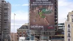 Netflix e la serie su Georgina, piovono critiche per i cartelloni: “Un’offesa a…”