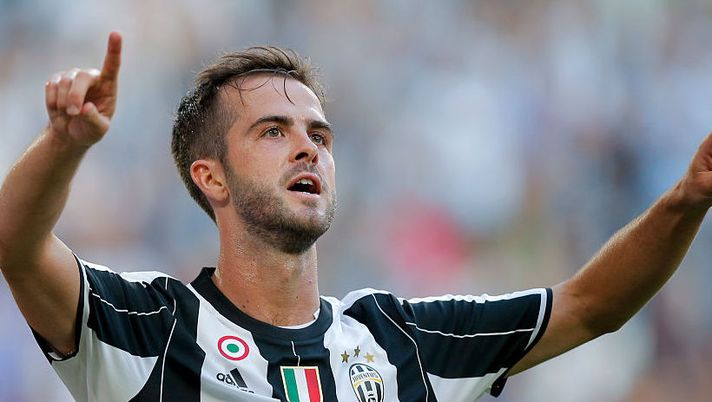 Juventus' Bosnian midfielder Miralem Pjanic celebrates after scoring a goal during the Italian Serie A football match between Juventus and Sassuolo on September 10, 2016 at the Juventus Stadium in Turin. / AFP / MARCO BERTORELLO (Photo credit should read MARCO BERTORELLO/AFP/Getty Images) Juve, la probabile formazione: Allegri ha deciso, da Pjanic all’unico vero dubbio… - immagine 1