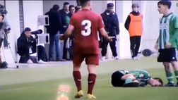 Derby perso e avversario calpestato: rosso diretto nel derby giovanile di Siviglia!