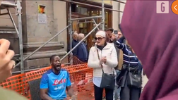 VIDEO Napoli, festeggiamenti e cori in strada per lo scudetto: “Chi non salta…”