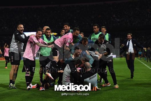 PALERMO, ITALY - MAY 15:  Franco Vazquez of Palermo celebrates after scoring the opening goal during the Serie A match between US Citta di Palermo and Hellas Verona FC at Stadio Renzo Barbera on May 15, 2016 in Palermo, Italy.  (Photo by Tullio M. Puglia/Getty Images) 