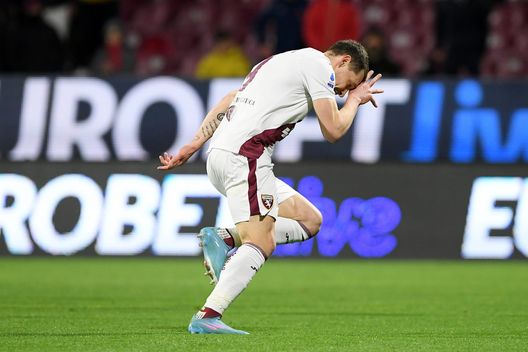 SALERNO, ITALY - APRIL 02: Andrea Belotti of Torino FC celebrates after scoring the 0-1 goal during the Serie A match between US Salernitana and Torino FC at Stadio Arechi on April 02, 2022 in Salerno, Italy. (Photo by Francesco Pecoraro/Getty Images) CorSport su Belotti: “Un tempo valeva 100 milioni, ora è un’entità smarrita”- immagine 2