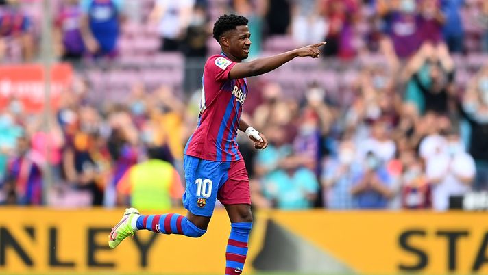 BARCELONA, SPAIN - SEPTEMBER 26: Ansu Fati of FC Barcelona celebrates after scoring their side's third goal during the LaLiga Santander match between FC Barcelona and Levante UD at Camp Nou on September 26, 2021 in Barcelona, Spain. (Photo by David Ramos/Getty Images) Ansu Fati titolare in prima linea: così Xavi prepara il derby del Camp Nou - immagine 1