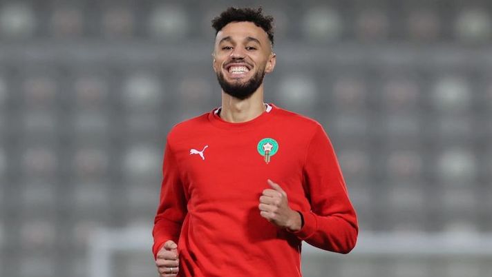Morocco's defender #03 Noussair Mazraoui smiles during a training session at the Al Duhail SC Stadium in Doha on December 9, 2022, on the eve of the Qatar 2022 World Cup quarter-final football match between Morocco and Portugal. (Photo by KARIM JAAFAR / AFP) (Photo by KARIM JAAFAR/AFP via Getty Images) Gazzetta: “Dumfries in uscita, c’è il prezzo. L’Inter vuole sostituirlo con Mazraoui” - immagine 1
