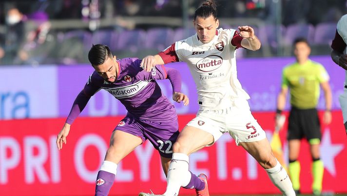 FLORENCE, ITALY - DECEMBER 11: Nicolas Gonzalez of ACF Fiorentina battles for the ball with Frederic Veseli of US Salernitana during the Serie A match between ACF Fiorentina and US Salernitana at Stadio Artemio Franchi on December 11, 2021 in Florence, Italy. (Photo by Gabriele Maltinti/Getty Images) Veseli: “Napoli traguardo meritato per Manna, ecco cosa garantirà al club azzurro” - immagine 1