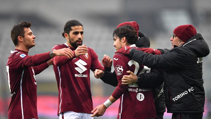 TURIN, ITALY - DECEMBER 20: Simone Verdi of Torino celebrates with Ricardo Rodríguez and teammates after scoring their team's first goal during the Serie A match between Torino FC and Bologna FC at Stadio Olimpico di Torino on December 20, 2020 in Turin, Italy. Sporting stadiums around Italy remain under strict restrictions due to the Coronavirus Pandemic as Government social distancing laws prohibit fans inside venues resulting in games being played behind closed doors. (Photo by Valerio Pennicino/Getty Images) TURIN, ITALY - DECEMBER 20: Simone Verdi of Torino celebrates with Ricardo Rodríguez and teammates after scoring their team's first goal during the Serie A match between Torino FC and Bologna FC at Stadio Olimpico di Torino on December 20, 2020 in Turin, Italy. Sporting stadiums around Italy remain under strict restrictions due to the Coronavirus Pandemic as Government social distancing laws prohibit fans inside venues resulting in games being played behind closed doors. (Photo by Valerio Pennicino/Getty Images)