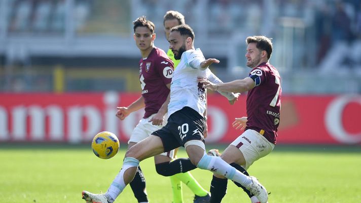TURIN, ITALY - FEBRUARY 04: Karol Linetty of Torino FC competes with Grigoris Kastanos of US Salernitana during the Serie A TIM match between Torino FC and US Salernitana at Stadio Olimpico di Torino on February 4, 2024 in Turin, Italy. (Photo by Valerio Pennicino/Getty Images) Serie A, Torino-Salernitana 0-0: Inzaghi frena Juric - immagine 1